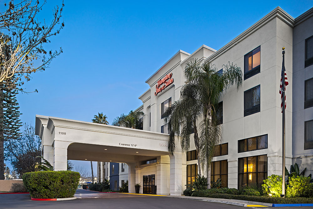 Twilight exterior of Hampton Inn Tulare with warm lighting